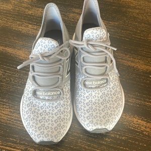 New balance tennis shoes grey